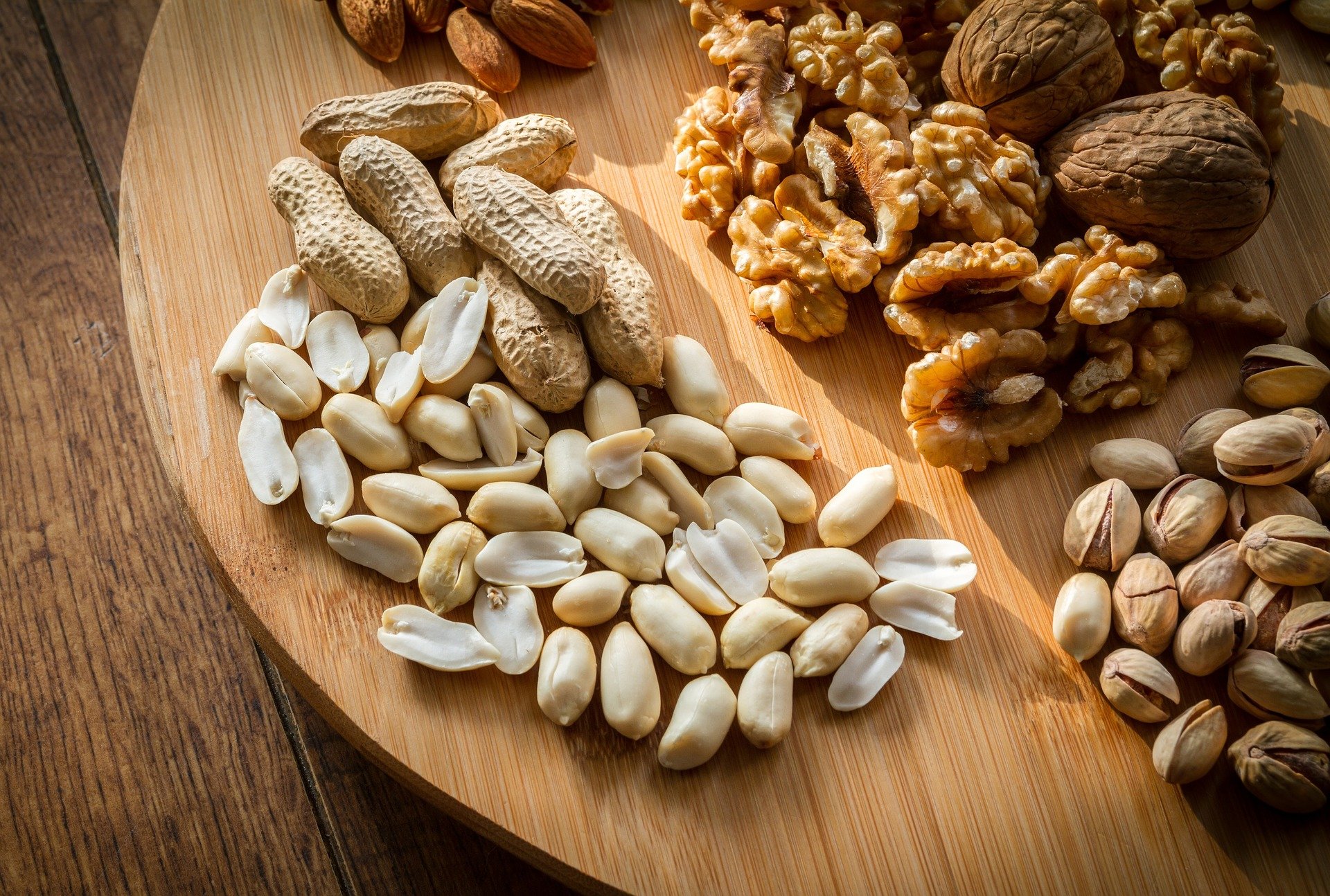 snackbord met diverse noten erop